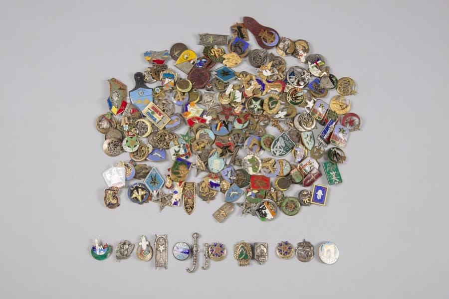 FRANCE – ARMÉE D’AFRIQUE
Fort lot de 165 insignes Infanterie Afrique , nombreux modèles 4e Zouaves, 4e RTM, 11e RTA, 8e zouaves, 2e Zouaves, 111e GM, 1e, 2e, 6e,7e 9 RTM, 1er, 3e, 7e, 13e RTA, 16e RT, 3e BILA dont 13 en argent (GMM, 22 DIM, 21 DIA, 6 BTM, 2 ex, 22 RTA, EMP, RACM, SPES Tunisie, 21e RTA, 8e RTM).
A.B.E. 
