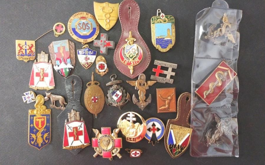 FRANCE – SANTÉ DES ARMÉES
Lot de 28 insignes du service de santé des armées dont 661 SIM, 15e section, dont trois modèles en argent.
B.E. (Deux attaches cassées).