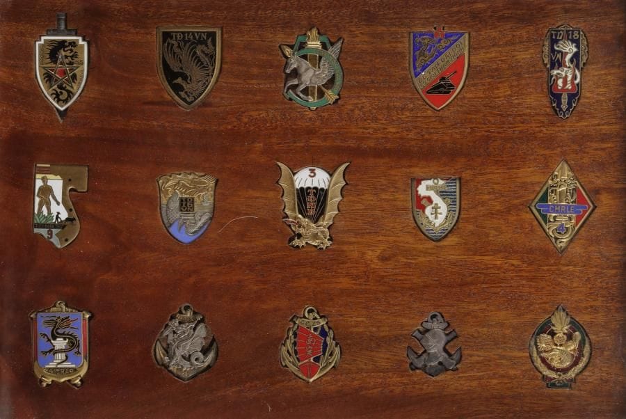 FRANCE – GUERRE D’INDOCHINE
Ensemble de 15 insignes, guerre d’Indochine dont paras indochinois, 8e BPC, 3e TDND, TD 18, cmRLE, CCZS, 9e TIEU DOAN THU.
Présentés sous verre, sur fond en bois.
(Non démontés). 