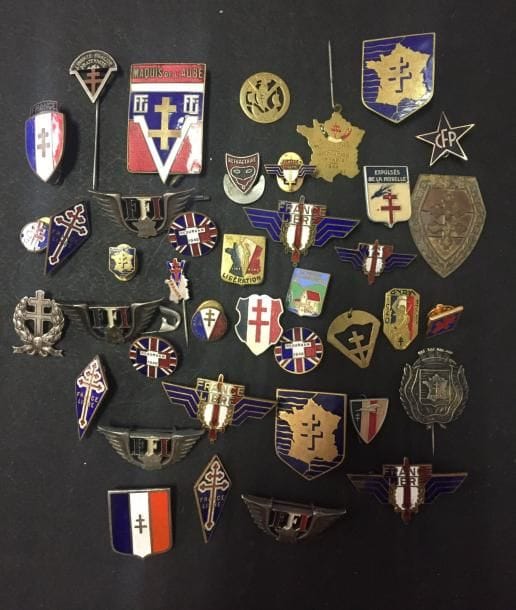 FRANCE – FRANCE LIBRE
Ensemble de 40 insignes de la France libres dont 4 insignes FFL (3 grands modules numérotés), deux FNFL petit module, 4 FFI, 2 « Resurgam », un du maquis de l’Aude (attache ressoudée), 2 2e DB (Cartier Paris) et un insigne à la Croix de Lorraine en argent probablement de fabrication britannique.
B.E. 