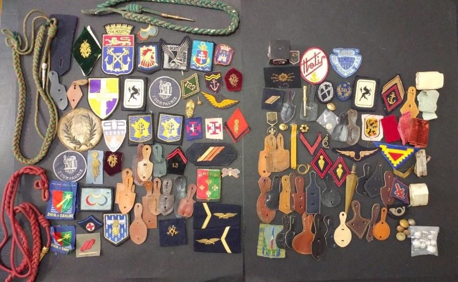 FRANCE – DIVERS
Fort lot d’insignes et patchs brodés, civils, scouts et militaires (gendarmerie, chars de combat, Rhin et Danube, divisions, chantiers de jeunesse), bande de bachis du Colbert, fourreaux d’épaule, supports de pucelles, losanges de bras, fourragères, boutons. 