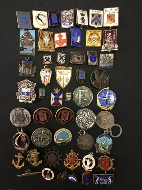 FRANCE – MARINE
Ensemble de 51 insignes de Marine dont Foch, Commando Jaubert, Jean Bart, Le Hardi, La Découverte (sans attache, éclat), Foch, Bidassoa, Richelieu, Forbin, Algérie, Balny, Le Fringant, La Boudeuse, Victor Schoelcher, etc… et 1 en argent Amyot d’Inville (éclats). 