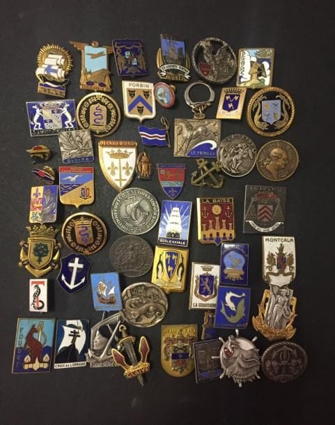 FRANCE – MARINE
Ensemble de 51 insignes de Marine : LSD Foudre, Belladone à attache modifiée, Liseron, Croix de Lorraine, l’Opiniatre, Le Hardi, Bouvet, Gloire (deux modèles), Colossus, Jean de Vienne, etc., dont un insigne Aviso colonial La Grandière en argent.