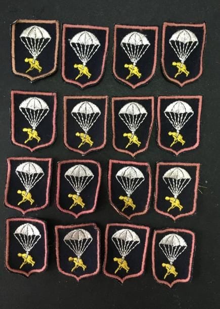 FRANCE - PARACHUTISTES
Quinze insignes brodés d’un brevet parachutiste.
On y joint une copie du diplôme correspondant. 