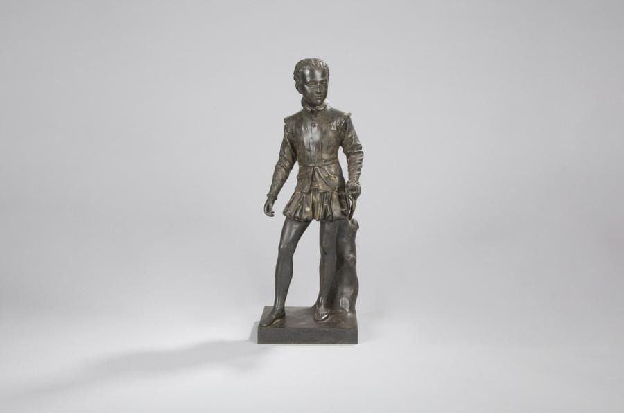 François Joseph BOSIO (d’après).
Le Roi Henri IV, enfant
Sujet en bronze (traces d’argenture passée), sur socle frappé « 1 RUE DE LA PAIX MARNYHAC » et cachet bronze artistique de Paris.
Hauteur : 49 cm
B.E. Fin du XIXe siècle.


La Maison MARNYHAC est le nom commercial de la Société des Marbres et Bronzes Artistiques de Paris dirigée par Charles de Marnyhac et installée à Paris à la fin du XIXe siècle, avenue de l’Opéra, puis rue de la Paix. Spécialisée dans la réalisation d’objets de luxe, elle ferme ses portes aux alentours de 1910.