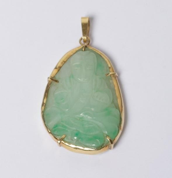 Chaîne en or 18K (750‰) retenant en pendentif un jade gravé de la figure de Bouddha monté en or 18K (750‰). Poids brut : 11,1 g