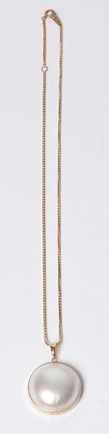 Chaîne en or 18K (750‰) retenant un pendentif en or 18K (750‰) orné d'une perle de culture mabé. Poids brut : 15 g