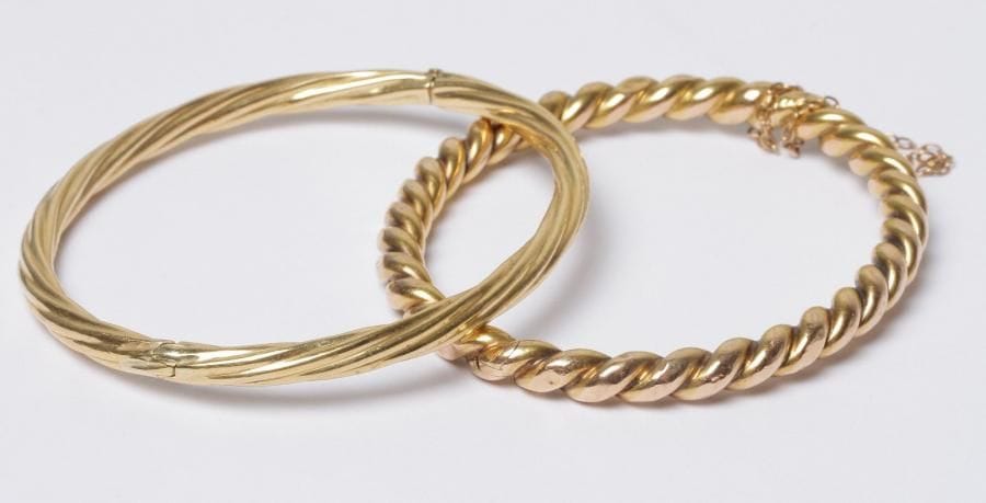 Lot de deux bracelets torsadés en or 18K (750‰). Poids : 18,9 g (enfoncements)