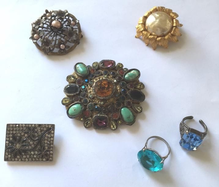 Lot de 4 broches fantaisie. On joint une bague en argent sertie d'une pierre bleue et une bague en métal sertie d'une pierre bleue