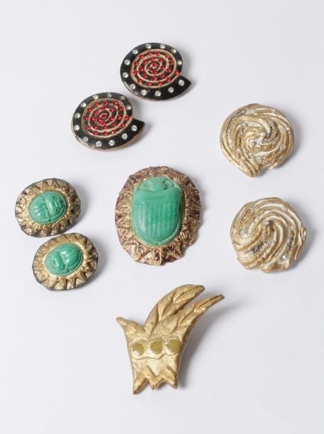 Lot de bijoux fantaisie Billy Boy ornés de pâtes de verre comprenant : une broche et une paire de clips d'oreilles ornés de scarabés, une paire de clips d'oreilles tourbillons et une paire de clips d'oreilles escargots, une broche en forme de feuille stylisée.