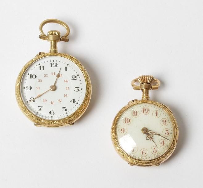 Lot de 2 montres de col en or 18K (750‰) (750‰). Cadran émaillé blanc, chiffres arabes. L'une à décor de trèfles et diamants taillés en rose, échappement à cylindre. L'autre à chiffres arabes rouges. Fonctionnent, à réviser.
Poids brut : 28 g