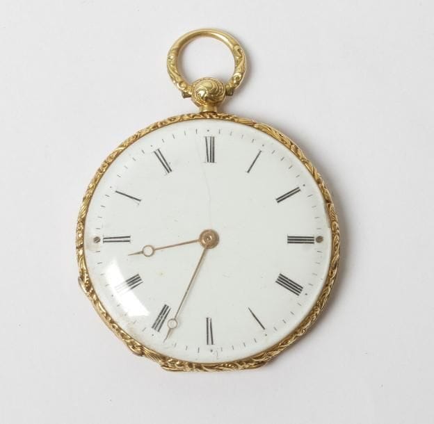 Montre de col Charles X  en or 18K (750‰) signée Petit à Paris rue St Honoré, n°4579. Mécanisme à clef, cadran émaillé fèlé, chiffres romains. Echappement à cylindre, à réviser.
Poids brut : 24,10 g