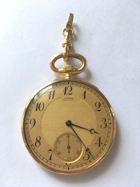 Montre de poche en or 18K (750‰) signée Leroy sur le cadran dans la boîte intérieure et aussi sur le mécanisme. Cadran or chiffres arabes, trotteuse à 6H, aiguille breguet, initiales émaillées bleu sur le fond de boîte, très beau mécanisme, échappement à ancre balancier coupé compensé. Remontage à dents de loup. Modèle trés plat. Numérotée à l'intérieur 63823. A réviser.  
Poids brut : 70 g