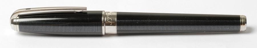 DUPONT
Stylo plume série limitée Casino Royale, sortie en 2006 à 2007 exemplaires, à l'occasion du film de James Bond, sur une base d'Olympio XL
Laque noire et bandes striées, plume or 18K (750‰) , gravée 007
Dans son coffret d'origine
