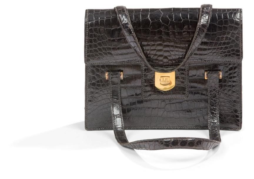 Sac en veau verni façon croco noir. 2 anses.
Larg. : 24 cm
Bon état.