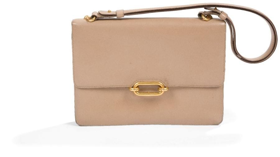 HERMES PARIS. Sac Fonsbelle en cuir beige. Garniture en plaqué or, 2 soufflets, 3 poches intérieures. Bandoulière transformable. 
Larg. : 24 cm
Petites usures.
