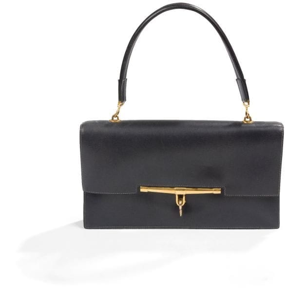 HERMES PARIS. Sac Palonnier en cuir bleu marine. Garniture en plaqué or, 3 poches intérieures.
Larg. : 27 cm 
Bon état.
