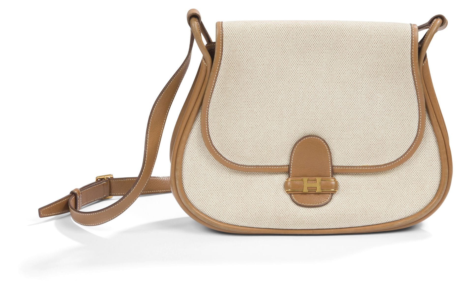 HERMES PARIS - Made in  France. Sac Glika en toile beige et cuir marron clair.
Larg. : 28 cm 
Bon état.