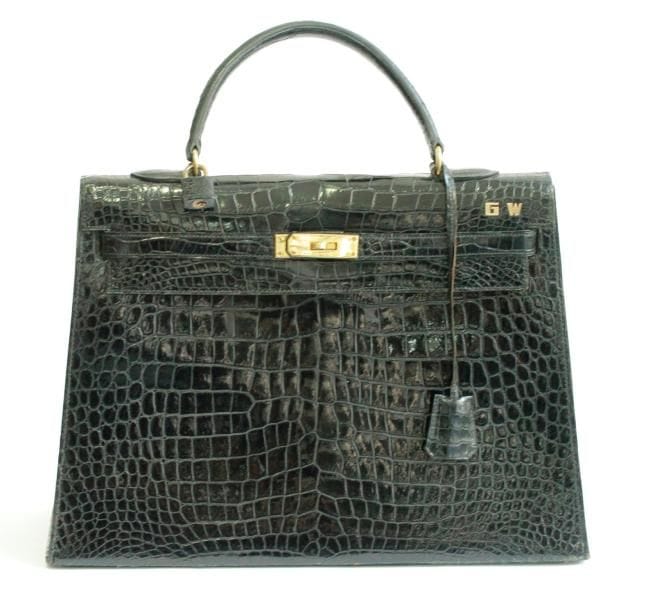 
HERMES. Sac Kelly en croco noir.


Larg. : 36 cm


Chiffré GW sur le côté. Cadenas, clés.


Accompagné de son certificat CITES et housse.


(Très légères usures à la base)
