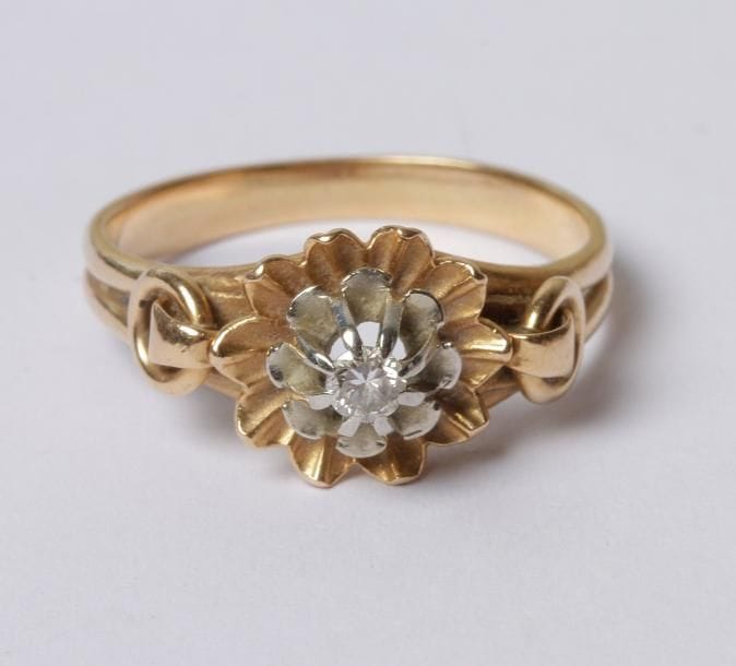 Bague en or 18K (750‰), ornée d'un petit diamant. Tour de doigt : 56. Poids brut : 3,7 g