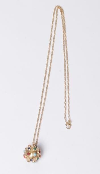 Chaîne en or 18K (750‰) retenant en pendentif une sphère en or sertie de pierres de couleurs imitations cabochons. Poids brut : 7,5 g