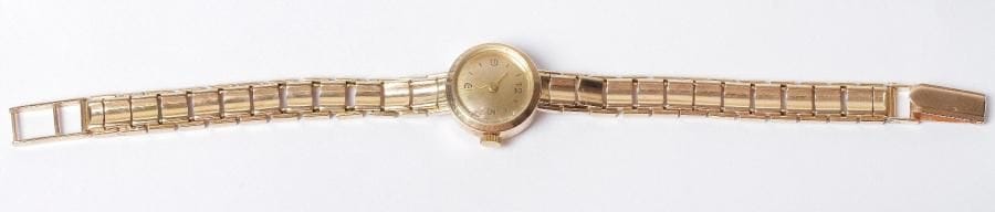Montre de dame en or 18K (750‰), cadran rond, fond satiné, index batons, bracelet en or 18K (750‰) articulé de petits maillons imbriqués. Longueur : 17,5 cm environ. Poids brut : 27,6 g (chocs)