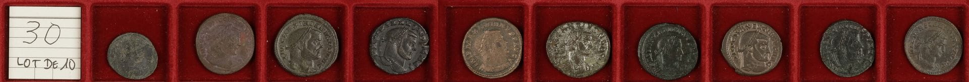 LOT de 10 monnaies en bronze : 1 antoninien de TACITE, et 9 folles d’ateliers variés (DIOCLETIEN, 
MAXIMIEN HERCULE (3 ex.), CONSTANCE CHLORE, MAXIMIN DAZA, MAXENCE, LICINIUS, 
CONSTANTIN I LE GRAND).
TB à TTB