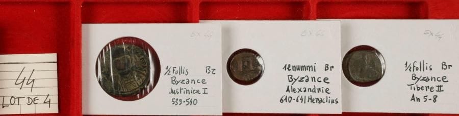 LOT de 4 monnaies en bronze dont demi-follis de JUSTINIEN I.
B à TB