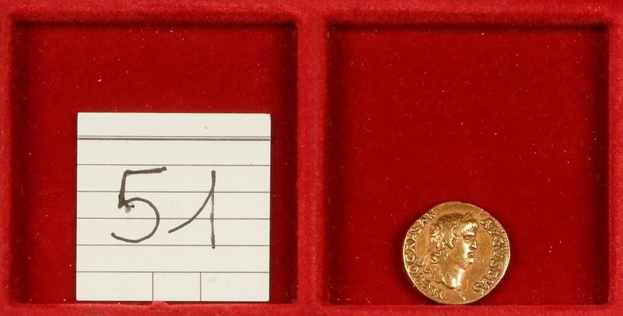 NERON (54-68). Aureus, OR (7,37g), frappé à Rome en 64-65. Sa tête laurée à droite. 
Revers : la Concorde assise à gauche tenant patère et corne d’abondance. C.66, Fr.91
Presque TB