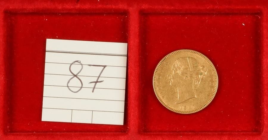 INDES BRITANNIQUES. EAST INDIA COMPANY. VICTORIA (1837-1901). Mohur en OR (11,64g), 1841, Calcutta. Fr.1595a, KM.462
TB à TTB