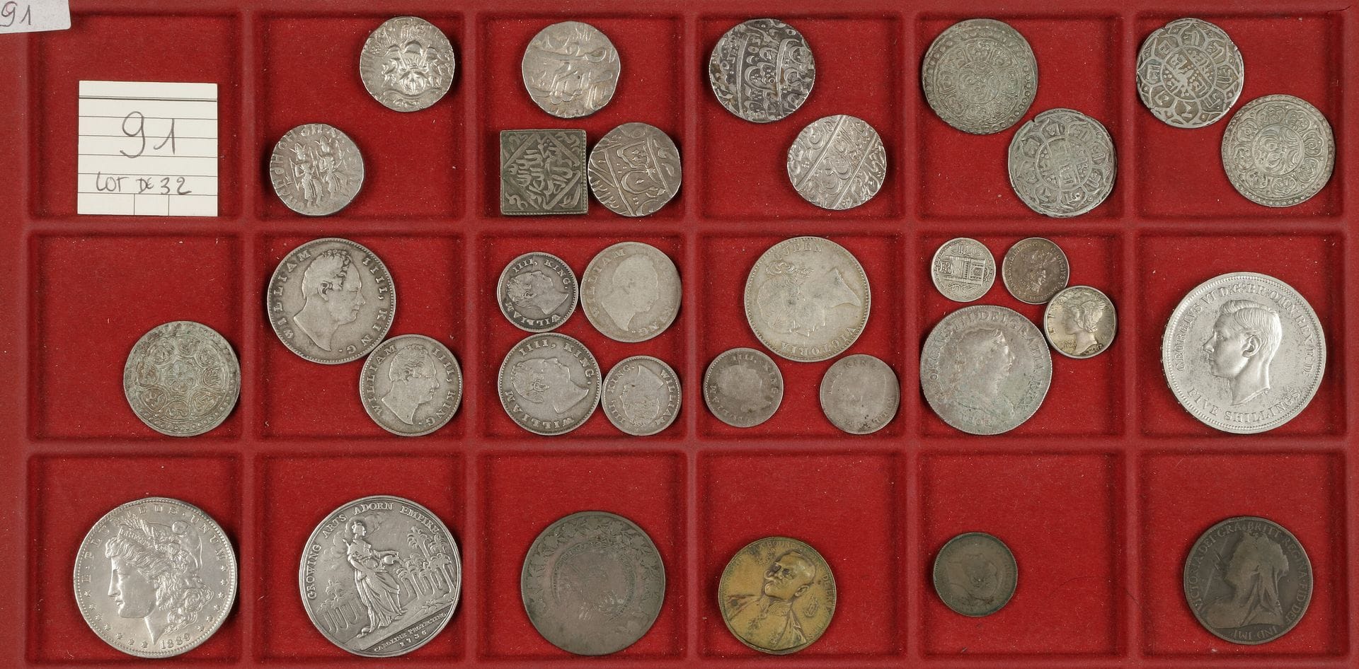 LOT de 32 monnaies (dont 27 en argent) : 1 indo-grecque (fausse), 12 des ETATS DE L’INDE, 
9 des INDES BRITANNIQUES, 11 monnaies variées.
Etats divers.