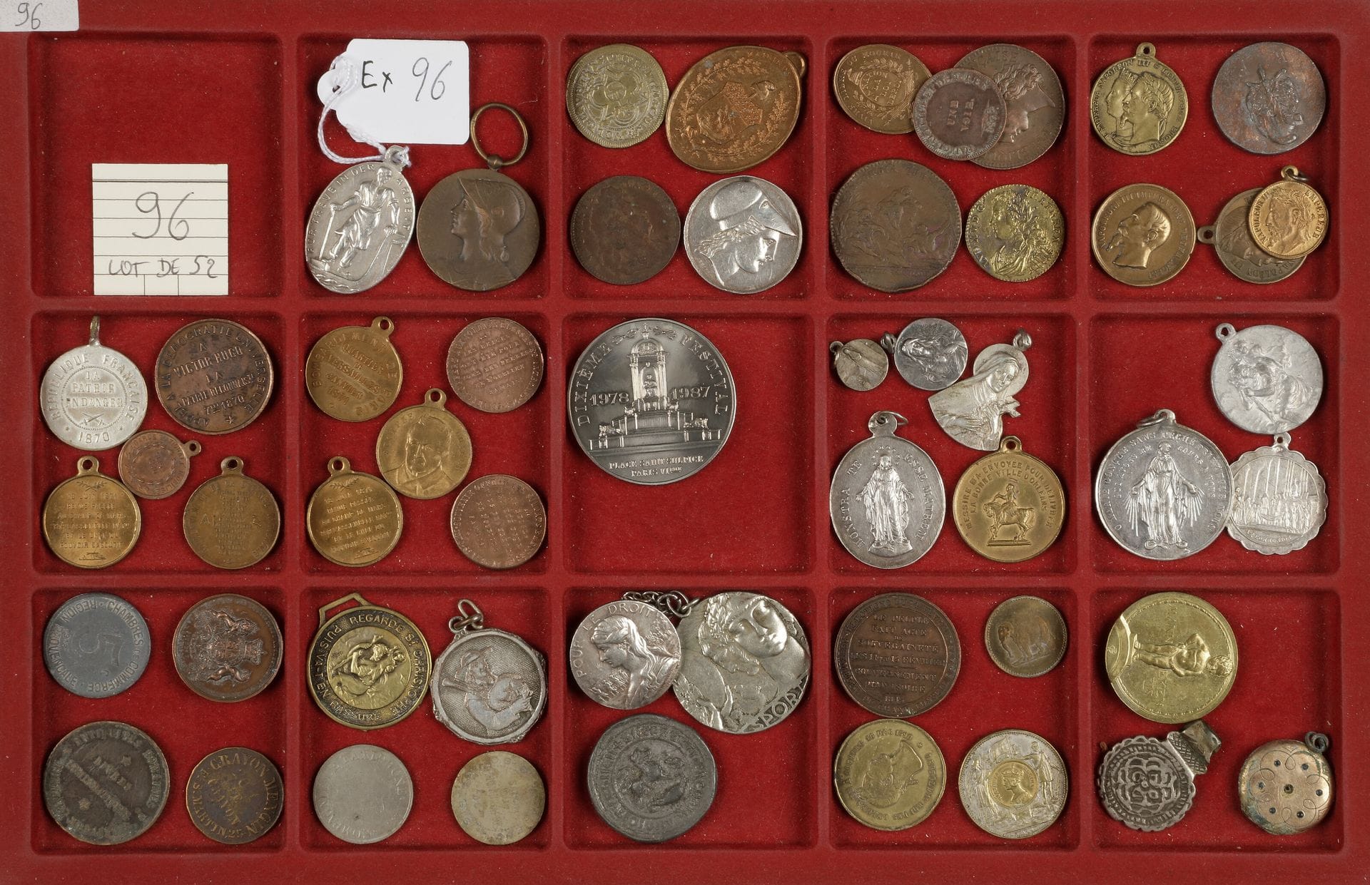 LOT de 52 médailles, médaillettes, jetons, France et étranger, dont médaille de la Chambre de commerce 
et d’industrie de DRESDE signée de Karl Goetz, en cuivre, laiton et métaux variés.
Etats divers.
