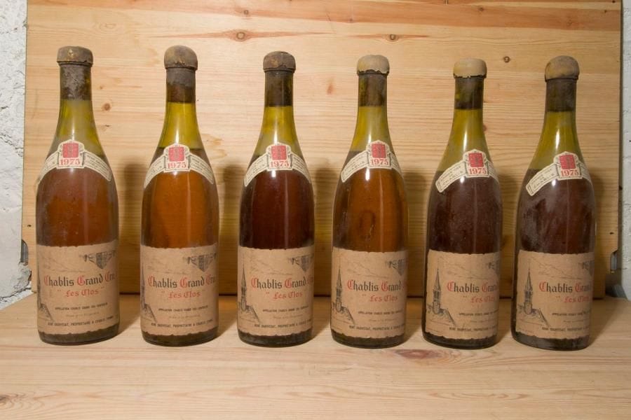 6 B, CHABLIS LES CLOS (Grand Cru) 2 à 4,7; 1 à 5; 1 à 5,5; 1 à 6 et 1 à 6,5 cm; e.t.h; clm.s; 5 c.s. dont 2 avec traces de coulures;  1 c.a. sommet, René Dauvissat, 1975.