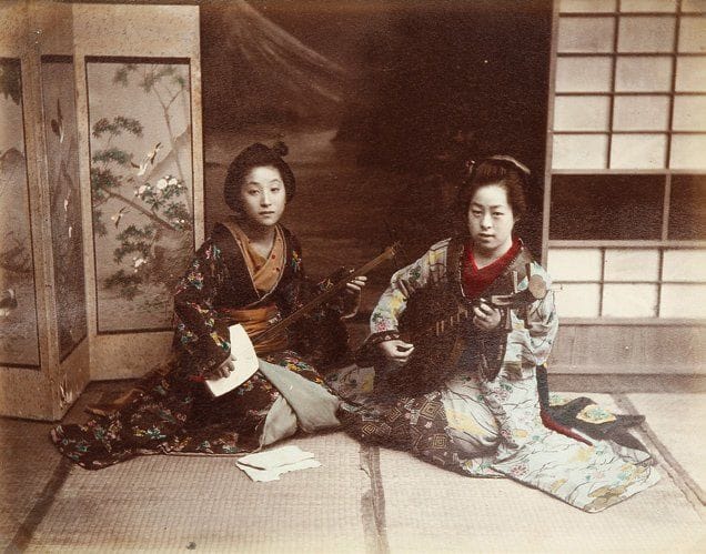 Kusakabe Kimbeï (1841-1934) (attribué à) Japon, c. 1880
Geishas. Trois épreuves sur papier albuminé, rehaussées à l'aquarelle. 20,5 x 26 cm.
