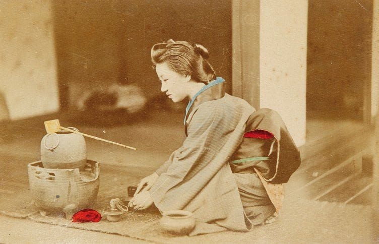 Japon, c. 1870
Paysages. Villes. Geishas et école de geishas. Deux albums oblongs en accordéon, contenant 48 épreuves sur papier albuminé, rehaussées à l'aquarelle et montées sur cartons. Format des épreuves : 9 x 14 cm. (plats détachés sur un album).