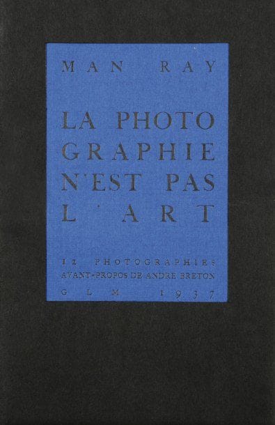 Man Ray
La photographie n'est pas l'art. 12 photographies. Avant-propos de André Breton. GLM. 1937. Edition originale. In-8 en feuillets. Portefeuille noir de l'éditeur, avec forme de découpe, couverture bleue imprimée. La planche «Plein air artistique» est imprimée en offset et ajoutée dans les années 1960.