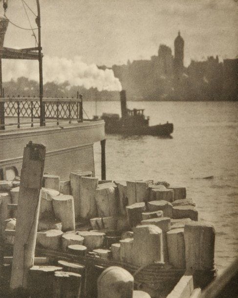 Alfred Stieglitz (1864-1946)
The city across the river. 1910. Camera Work N°36. Photogravure d'époque sur papier Japon. 29 x 19,5 cm avec les marges.