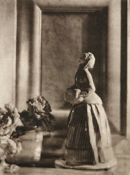 Adolf Gayne De Meyer (1868-1946)
The Nymphenburg Figure. 1912. Camera Work N°40. Photogravure d'époque sur papier Japon. 28 x 20 cm avec les marges.