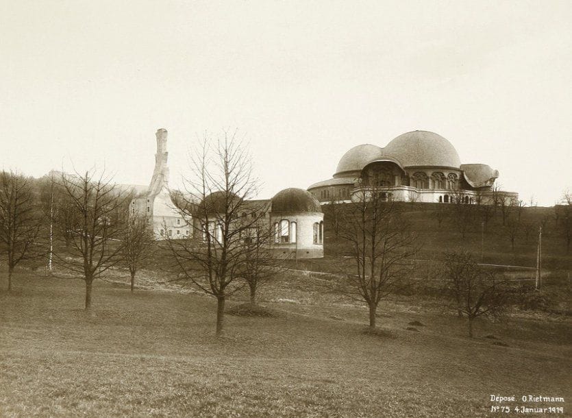 Otto Rietmann (1864-1942)
(Photographe suisse, pionnier du mouvement Anthroposophique) Le Premier Goetheanum, 1919. Epreuve argentique d'époque. Crédit photographique en bas à droite : «O. Rietmann. N° 75. 4 Januar 1919». 18,8 x 25 cm avec les marges. Le Premier Goetheanum fut inauguré en 1920 puis détruit par un incendie dans la nuit de la Saint-Sylvestre 1922-1923. Avec ce bâtiment, Rudolf Steiner développa un style d'architecture organique.