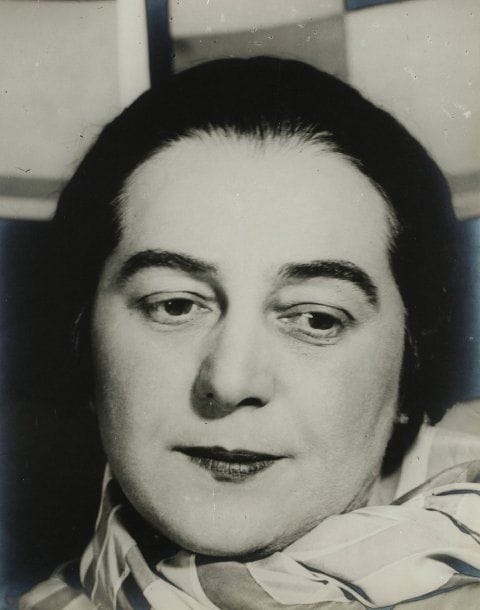 Florence Henri (1893-1982)
Portrait de Sonia Delaunay, c. 1930. Epreuve argentique d'époque, montée sur carton. Attribution manuscrite à la mine de plomb au verso. 29,5 x 23,5 cm. Bibliographie : Etudes Photographies N°12, Novembre 2002, Cécile Godefroy, La photographie au service du simultanisme. L'utilisation de l'image de mode par Sonia Delaunay, pp. 148-159.