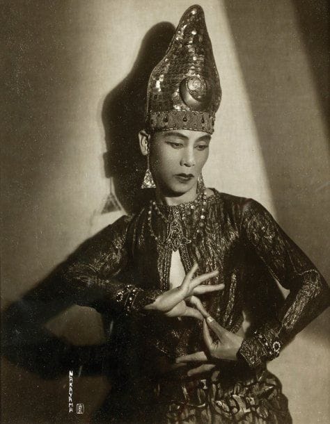 Iwata Nakayama (1895-1949)
Le danseur japonais Toshi Komori, 1927. Epreuve argentique d'époque, signée dans le négatif en bas à gauche. Tampon du photographe à l'encre rouge dans la marge inférieure. 25 x 19,5 cm. Après des études à l'école de danse Wakayagi, Toshi Komori est invité en 1912 par le Théâtre Impérial de Tokyo. Installé en France au début des années 1920, il crée des pièces intitulées «Estampes Japonaises».