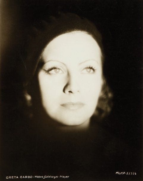 Clarence Sinclair-Bull (1896-1979)
Greta Garbo, c. 1930. Epreuve argentique d'époque, éditée par la MGM. Titre et mention MGM en bas. 25,5 x 20,5 cm.