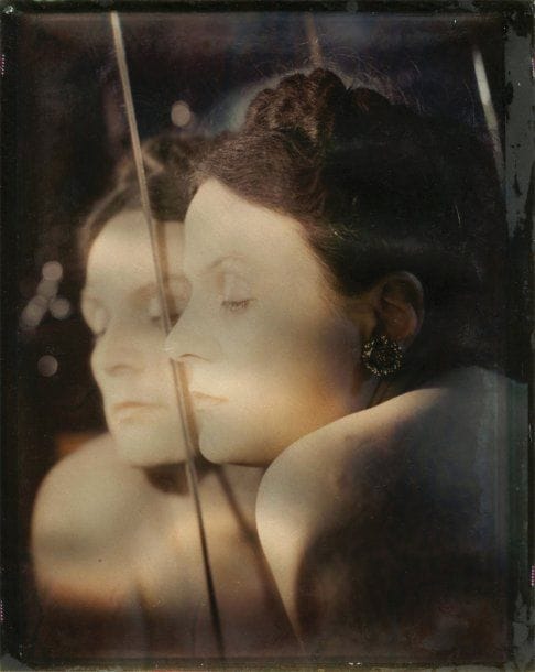 François Kollar (1904-1979)
Fernande Kollar au miroir. c. 1955. Plan-film diapositive couleurs d'époque, sur fond de feuille d'argent. Pièce unique. 25 x 20 cm. François Kollar s'est formé à la couleur après-guerre (Agfacolor, Ferraniacolor, Telcolor...) et a développé des recherches personnelles, techniques et esthétiques en couleurs dans les années 1950.
