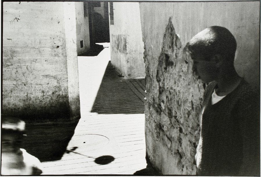Henri Cartier-Bresson (1908-2004)
Séville. Espagne, 1933. Epreuve argentique postérieure (c. 1980), signée dans la marge inférieure à droite. 30 x 40 cm avec les marges. Bibliographie : Henri Cartier-Bresson, De quoi s'agit-il ?, cat. expo., Gallimard/BNF, Paris, 2003, p. 101, ill. 114.