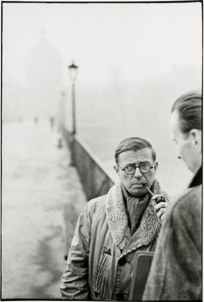 Henri Cartier-Bresson (1908-2004)
Jean-Paul Sartre et Fernand Pouillon sur le pont des arts, 1946. Epreuve argentique postérieure (c. 1980), signée dans la marge inférieure à droite. 40,5 x 30 cm avec les marges. Bibliographie : Henri Cartier-Bresson, De quoi s'agit-il ?, cat. expo., Gallimard/BNF, Paris, 2003, p. 156, ill. 190.