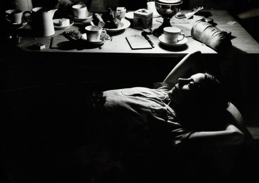 Willy Ronis (1910-2009)
Nuit au chalet. 1935. Epreuve argentique postérieure. Tampon «Photo Willy Ronis» au verso. 14,7 x 21 cm. Bibliographie : Willy Ronis, La montagne de Ronis, Editions Terre Bleue, 2006, p. 10.