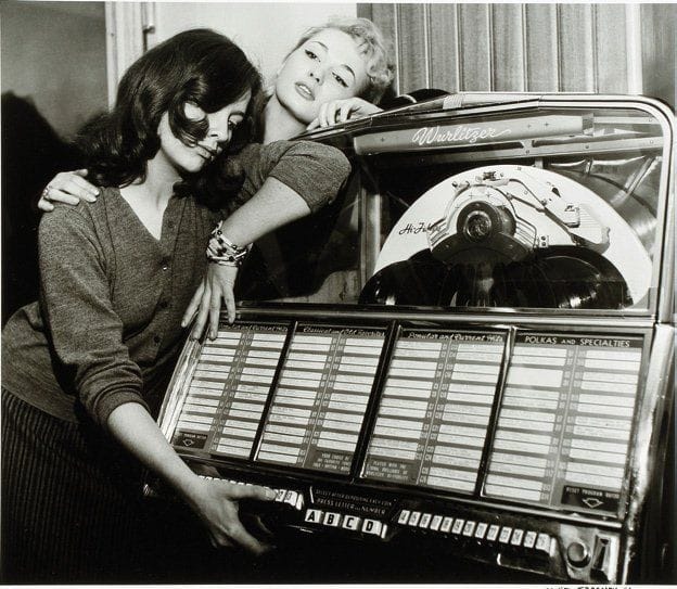 Daniel Frasnay (né en 1928)
Les vedettes nues de la Comédie Caumartin venaient embellir leur blues auprès des jukebox du café voisin. 1956. Epreuve argentique postérieure (c. 1990), signée et datée dans la marge inférieure à droite. Titre manuscrit et signature au verso. 40 x 50 cm avec les marges. Bibliographie : Jan Brusse, Paris Balade - Daniel Frasnay, Editions En vue, 1999, p. 89.
