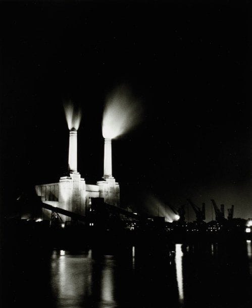 Izis (Israëlis Bidermanas, dit) (1911-1980)
Battersea. Londres, c. 1950. Epreuve argentique postérieure (2008). Tampon Izis et tampon du tireur Philippe Salaün au verso. 40,5 x 30,5 cm avec les marges.