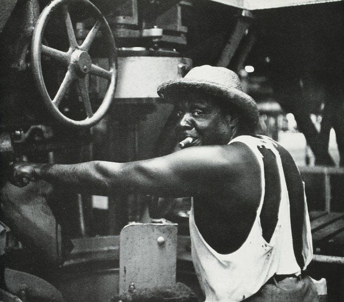 Henri Cartier-Bresson
Mensch und maschine (L'homme et la machine). Photographien von Henri Cartier-Bresson. IBM World Trade Corporation. 1969. Edition originale, brochée, 116 pp., signée et dédicacée par Henri Cartier-Bresson sur la page de garde.