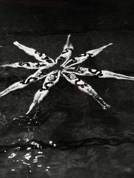 Serge de Sazo (né en 1915)
Ballet nautique «Les Manettes», 1960. Deux épreuves argentiques d'époque. Tampon «Photos Serge de Sazo» et titre manuscrit aux versos. 23,5 x 17,5 cm.